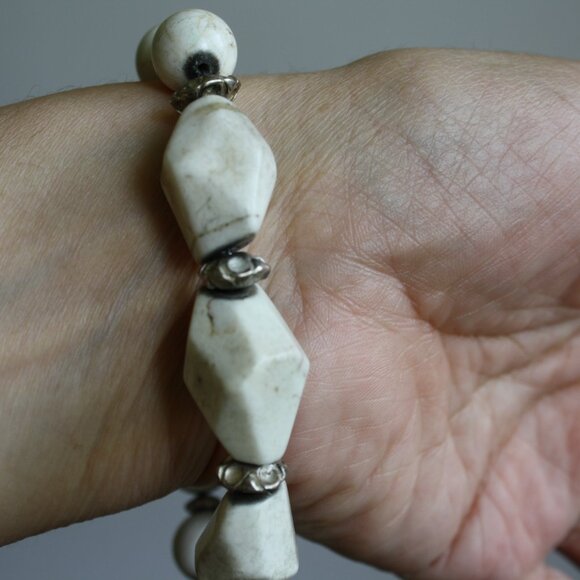 Beautiful white stone beaded bracelet statement piece Summer - Picture 8 of 8